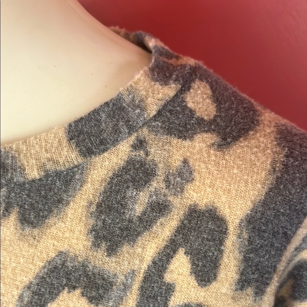 Like new Olive + Oak Leopard Print knotted front blouse - Picture 6 of 12